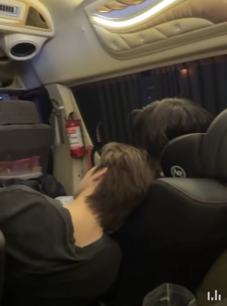 mixmumu's tweet image. ตอนแรกคิดว่าเบียดเบาะน้องเพื่อจะถ่ายรูป สรุปเนียนกว่านั้นอีกฮีมีแผน คือให้เลยเมะที่ลื่นไหลทั้งคำพูดและการกระทำ รถเลี้ยวเอนไปซบก็มาเนาะ 5555555555555555555555555