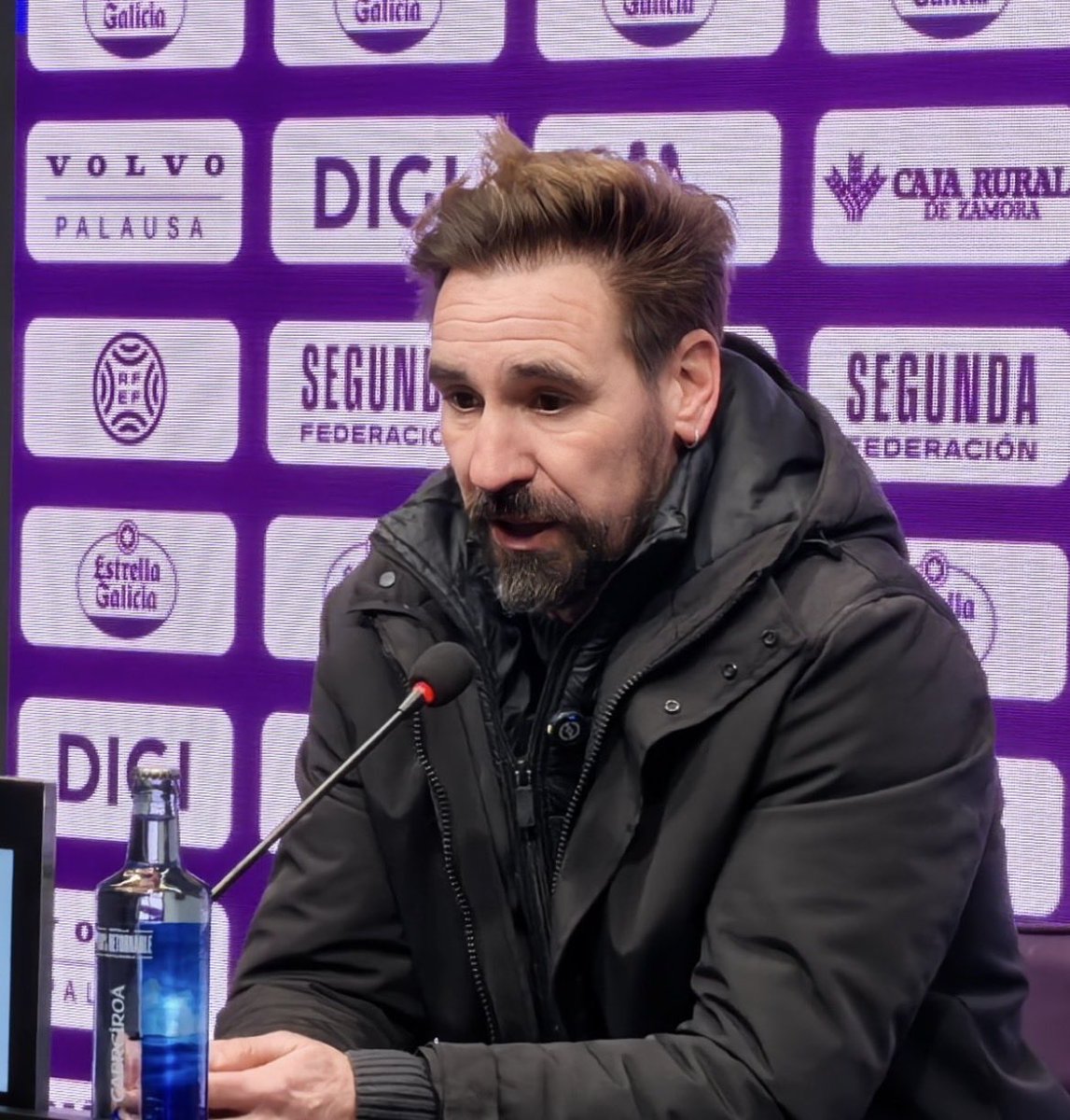 La verdad es que le queda fetén ese fondo a <a href="/BorjaFF/">BorjaFF 💩</a> (sin lo de Segunda Federación, por Dios) foto de <a href="/MARCAvalladolid/">MARCA VALLADOLID</a>