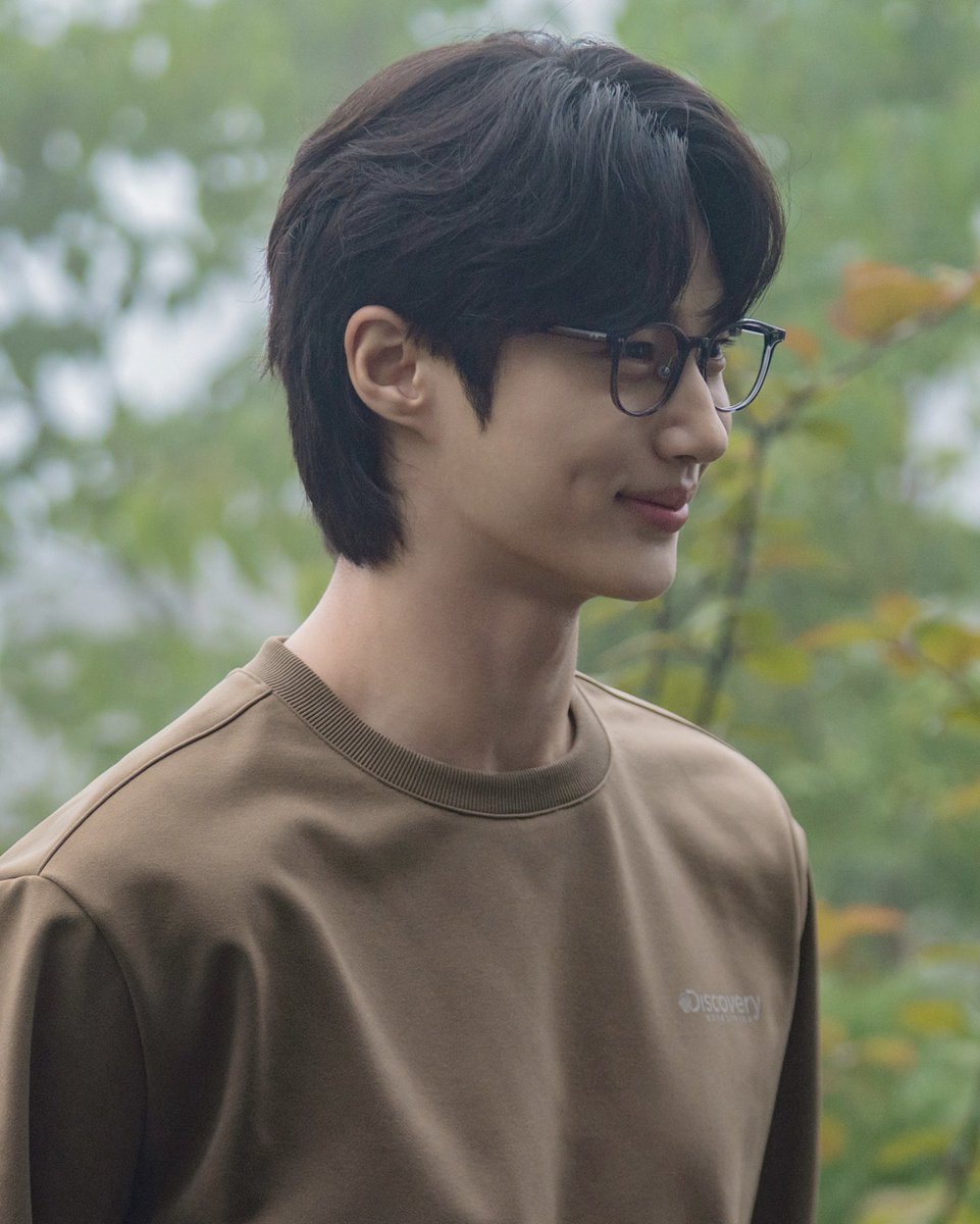 BYEON WOOSEOK IN GLASSES SO HANDSOME!! 😳