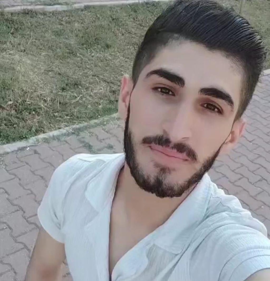 gulderenvarli's tweet photo. Dün, Mersin’in Tarsus ilçesinde demokratik protesto hakkını kullanan yurttaşlara yönelik açılan ateş sonucu, evinin balkonunda bulunan Kobanê'li Baran Abdi yaşamını yitirmiştir. Baran Abdi’ye Allah’tan rahmet; ailesine ve yakınlarına başsağlığı diliyorum.

Ölümden, şiddetten ve kirli politikalardan beslenenlere karşı önlem almak yerine sessiz kalanlara sesleniyoruz: Artık yeter! Rojava’da çocuklar soğuktan ölürken, Rakka’da bir Kürt aile infaz edilirken burada insanların demokratik protesto hakkını kullanmasını engellemek asıl suçtur. Katliamlara sessiz kalmak da suçtur!

@TC_icisleri 
@adalet_bakanlik 
@MersinValiligi