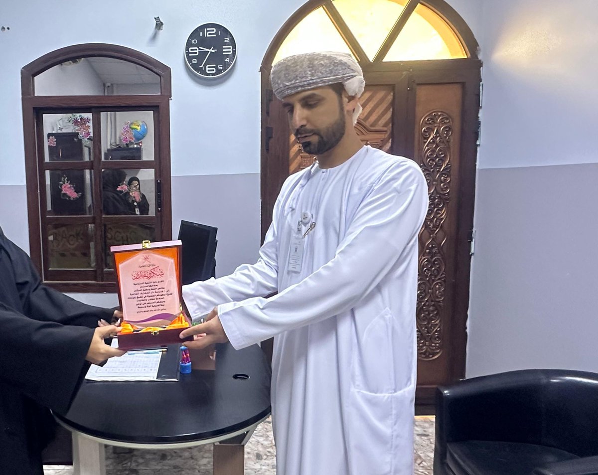 dar_almareef's tweet photo. مبادرة جميلة من دائرة التنمية الاجتماعية بخصب في تكريم المدرسة والأستاذة فاطمة محمد جمعة الشحية معلمة رياض الأطفال لجهودها المتميزة في تطبيق اجراءات الأمن والسلامة للطلبة #تعليمية_مسندم #مدارسنا_مستقبل_واعد #تعلم_مستدام #mosdoman #moegov https://t.co/TYTjppqulf