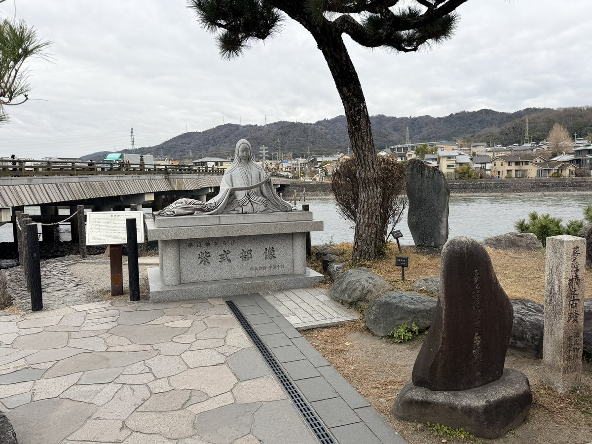 陰天但是沒有下 雨下雪。源氏物語沒看幾頁但還是要來照張相以資證明😆好玩的是宇治站走到平等院的參道好多診所跟藥局，是身體這麼差嗎？😅
路上還是很多日本人穿羽絨衣，一堆在脆上說沒有的到底眼睛長哪裡？