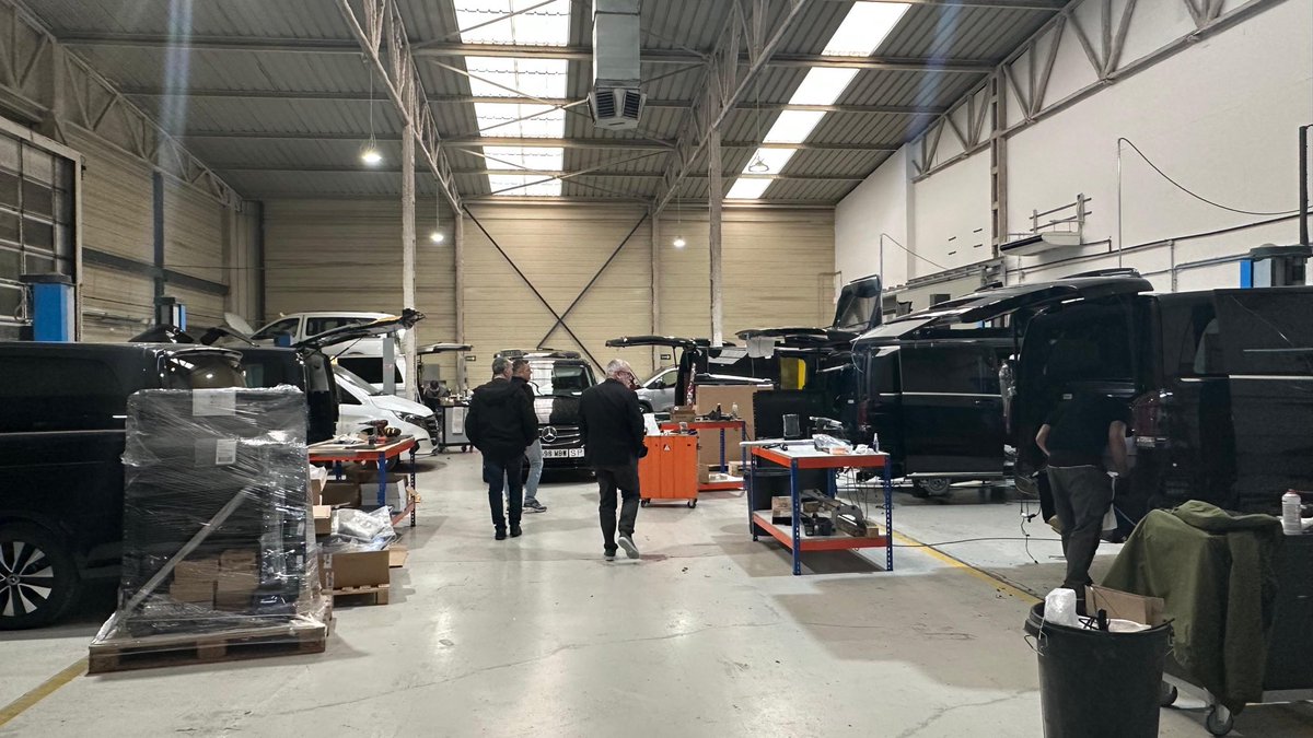 🚗♿ El diputat al Congrés, Oriol Almirón, juntament amb la resta de diputats membres de la Comissió de Seguretat Viària del Congrés, visita l’empresa ARC de Sant Just Desvern, especialitzada en l’adaptació de vehicles per a persones amb discapacitat.