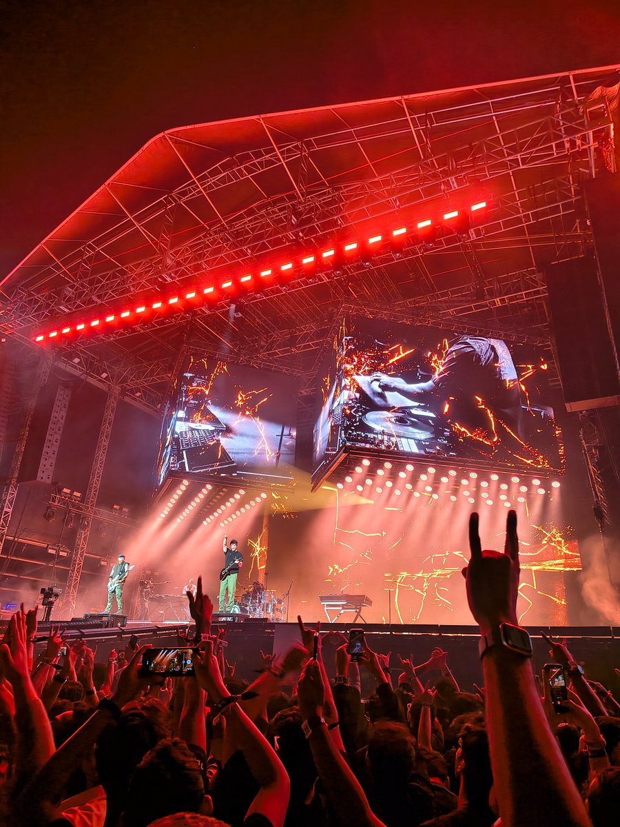 this is really some hang it in the louvre kinda shit i snapped at the <a href="/linkinpark/">LINKIN PARK</a> blr concert