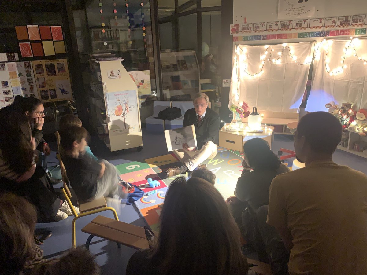 DSDEN31's tweet image. À l’occasion des #NuitsdelaLecture, les élèves de l’école maternelle La Colline aux Enfants de #VillefrancheDeLauragais ont partagé un moment lecture à la tombée de la nuit... 
Un instant convivial et chaleureux partagé entre élèves, parents et enseignants 📖