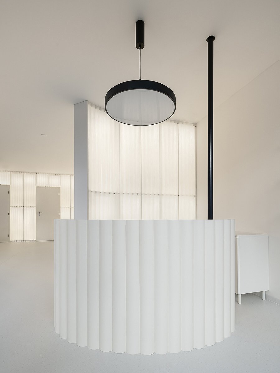 Interior_es's tweet image. Studio Plyš designed its first #manicure and #pedicure salon: a #minimalist, serene space where #light, curved forms, and furniture create a theatrical atmosphere.
-&amp;gt; Photographs: Tomáš Slavík
-&amp;gt; interioresminimalistas.com/2026/01/26/tea…
-&amp;gt; #InteriorDesign #Experience #Prague