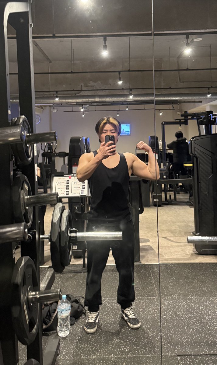 左　74kg   右　65kg
食ってた米半分にして3ヶ月で約9kg痩せた🤩
次の目標へまた進みます、、、
これもAPEXマスターになるために。。。