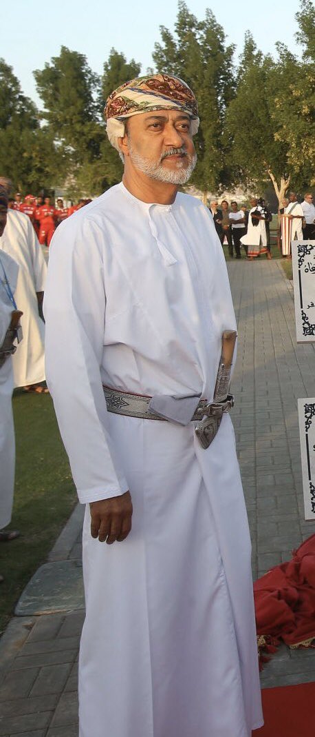 2wmck's tweet photo. #السلطان_هيثم_بن_طارق 

أيها ��لملكُ الذي راحاتُهُ
قامَتْ مَقامَ الغيْثِ في أزمانِهِ
يا قِبْلَةَ القُصَّادِ يا تاجَ العُلا
يا بدْر هذا العصر في كيوانه
يا مُخجِلاً نَوْءَ السَّماء بجُودهِ
يا مُنْقذَ المحزونِ منْ أحزانه

#صباح_الأشياء_المُشرقة 
#حبيت_أقول
#أشعار_عنتر_شداد https://t.co/FU5bzNea2z