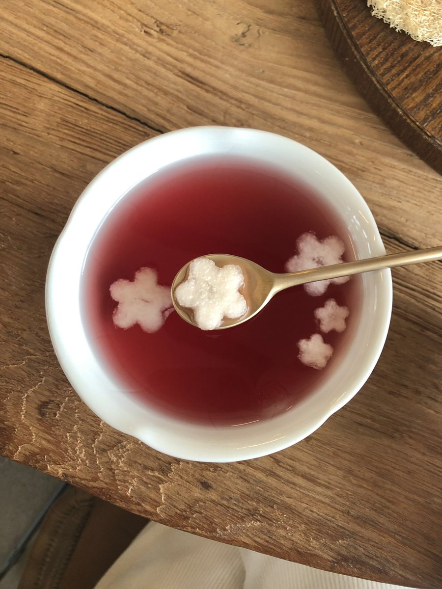 꽃모양 배가 둥둥 떠다니는 오미자차랑 알록달록 화과자