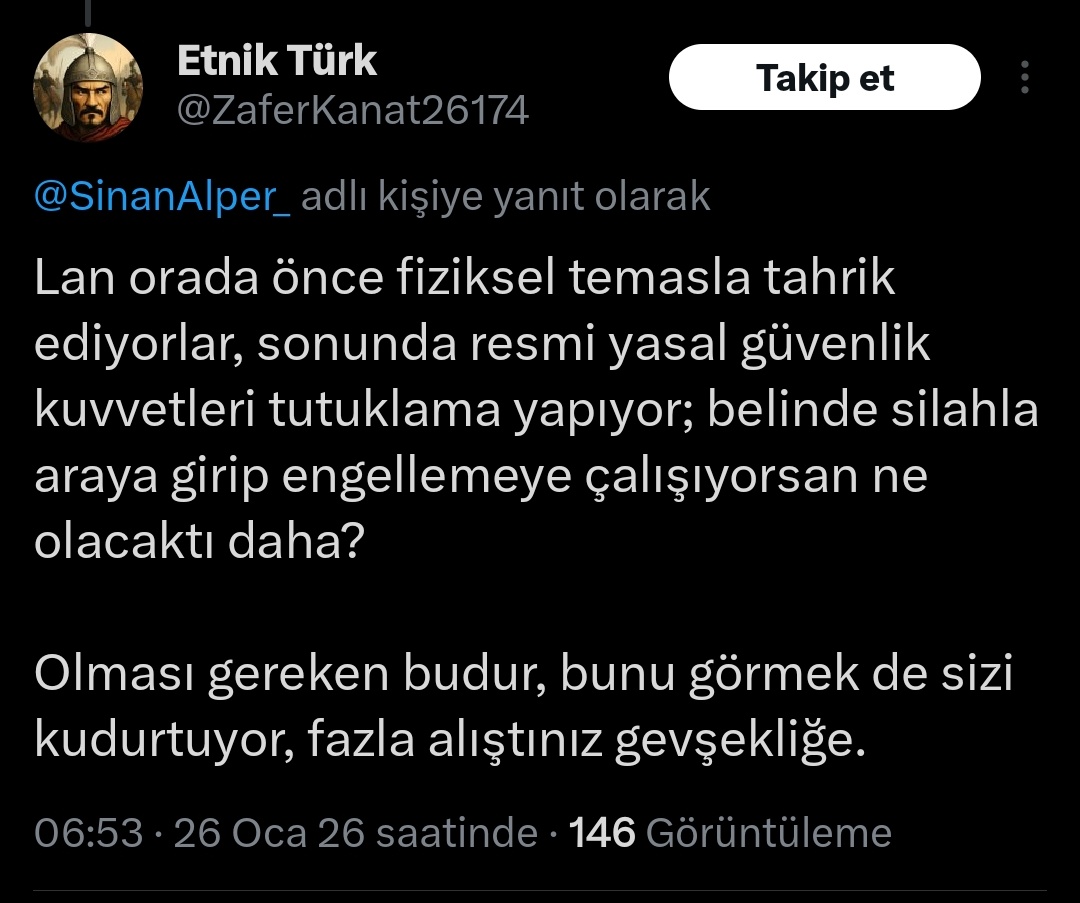 SinanAlper_'s tweet image. ICE ajanı bir kadını yere itiyor (gözaltına almaya çalışmıyor, bayağı uzağa doğru itiyor). Alex Pretti yere düşen kadını kaldırmaya çalışırken üzerine çullanılıyor. Pretti'nin taşıma ruhsatlı ve hamle yapmadığı silahı bir ajan tarafından alındıktan *sonra* başka bir ajan…