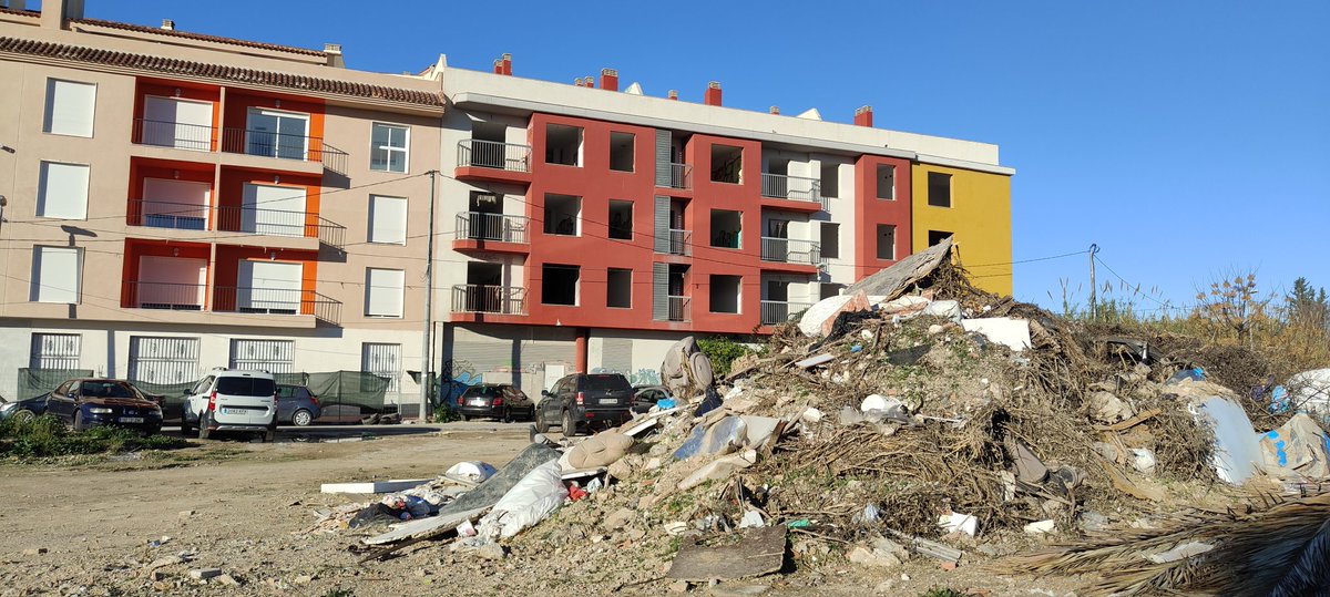 Hemos solicitado a disciplina urbanística (CC <a href="/navarro_corchon/">Antonio Navarro</a>) el exp completo de la ejecución subsidiaria de limpieza de este solar.
Es intolerable que la contrata se haya limitado a acumular la mierda en el centro del mismo. 
¿Qué ha costado esto y quien lo ha supervisado?