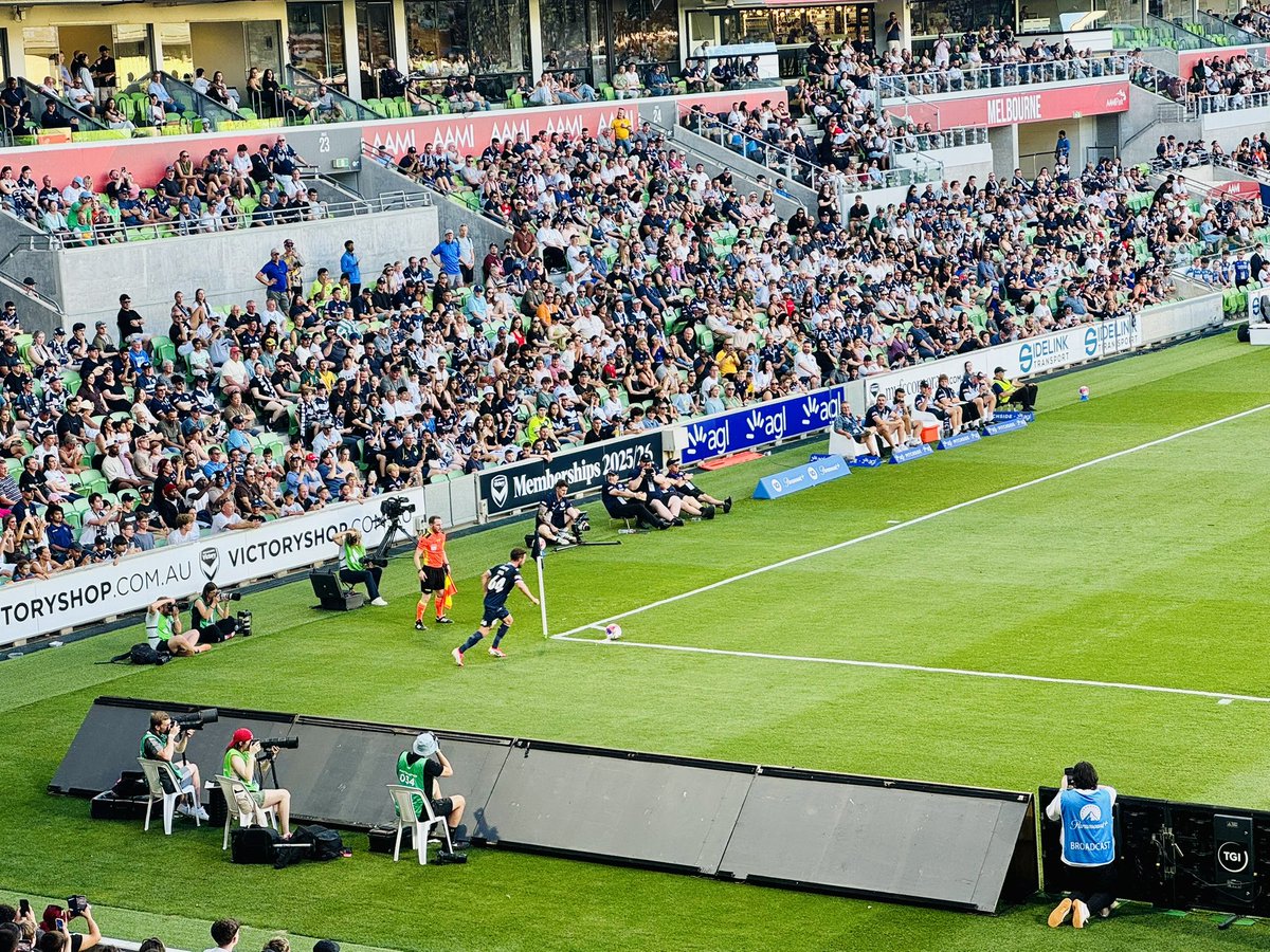 Experiencing an Aussie football match. Melbourne Victory 4-0 Sydney FC &amp; a vintage Juan Mata display.