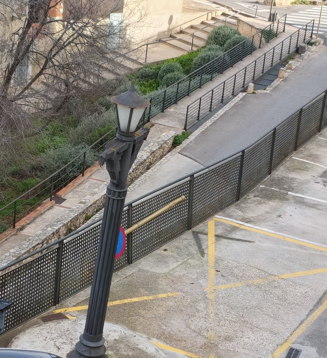 Consecuencias de no tener en cuenta el peligro para las personas. Podría haberse caído por la baranda, con aire que hizo ayer.
<a href="/Xativa/">Ajuntament de Xàtiva</a>