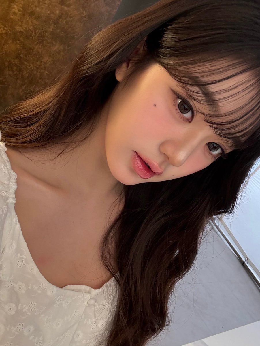 wonyoungite's tweet photo. The 'Clean Girl' blueprint—where effortless style meets the crisp, airy essence of a morning well-spent🫧🧺 https://t.co/0jojQh3u9s