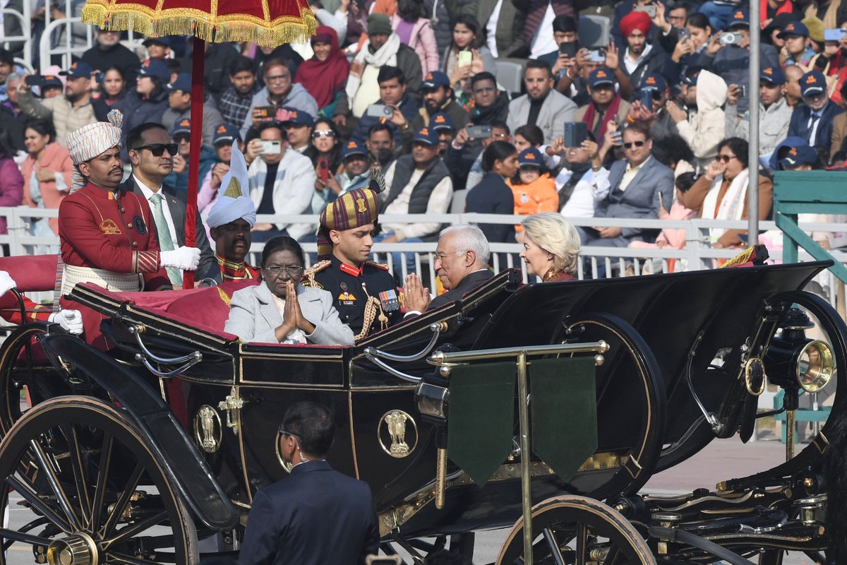 rashtrapatibhvn's tweet image. President Droupadi Murmu, along with the Chief Guests, the President of the European Council Mr. Antonio Costa, and the President of the European Commission Ms. Ursula von der Leyen, witnessed the 77th Republic Day Parade at Kartavya Path. The theme of this year’s Parade was the…