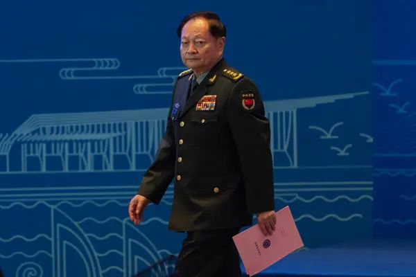 چین کے طاقتور فوجی جنرل ژانگ یو شیا (Zhang Youxia) پر الزام ہے کہ انہوں نے  چین کے جوہری ہتھیاروں کے خفیہ پروگرام کی حساس معلومات امریکی انٹیلی جنس تک پہنچائی, امریکا تک بھاری تکنیکی ڈیٹا اور خفیہ راز لیک کرنے کے جرم میں ان کو گرفتار کیا جاچکا ہے۔رپورٹس کے مطابق انہوں نے اس کے