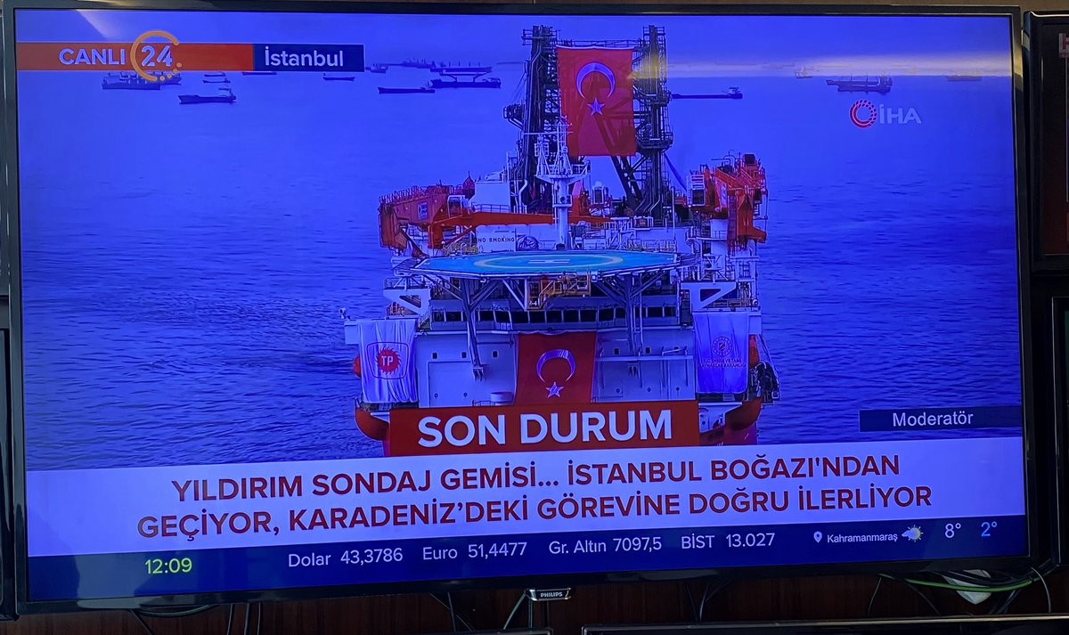 “Yıldırım” sondaj gemimiz İstanbul Boğazı’ndan geçiyor.

Boğaz 2,5 saat trafiğe kapatılıyor.

Hey gidi hey!

Eskiden böyle dev gemiler boğazdan geçerken “vay be, herifçioğlunun neleri var, neler yapıyorlar?!” derdik.

Şimdi kendi dev gemimiz için boğaz trafiğimizi kapatıyoruz