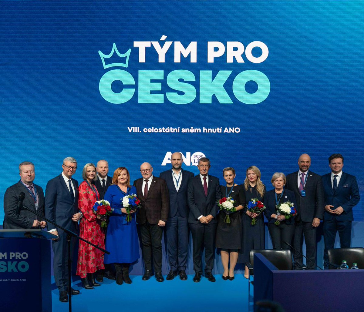 Jiří Dědeček - Břídil

Byl jednou jeden břídil, 
který sám všecko řídil.

No a jak léta plynula, 
přidal se truhlík, bambula,

budižkničemu s mamlasem, 
nekňuba, trouba s t'ulpasem

ba i ten ňouma s popletou. 
A to je tečka za větou.