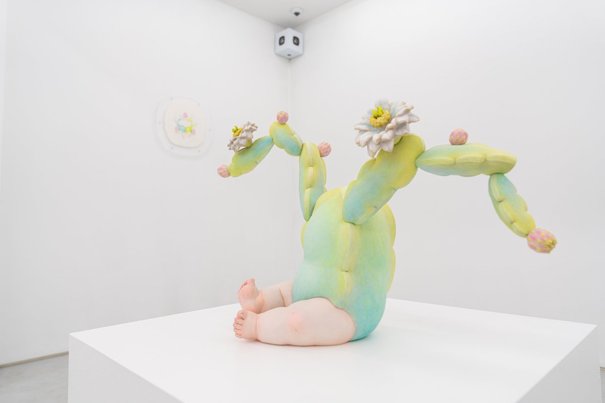 Whitestone_com's tweet image. 現在銀座で開催中の2人展『芽吹きの肖像 – 𝗣𝗼𝗿𝘁𝗿𝗮𝗶𝘁𝘀 𝗶𝗻 𝗕𝗹𝗼𝗼𝗺』は、今週末の1月31日までとなります。寒い日が続きますが、温かみのあふれるファン・ピン・トンの木彫り作品や、神木佐知子の描く人々の体温を、ぜひ感じに来てください。