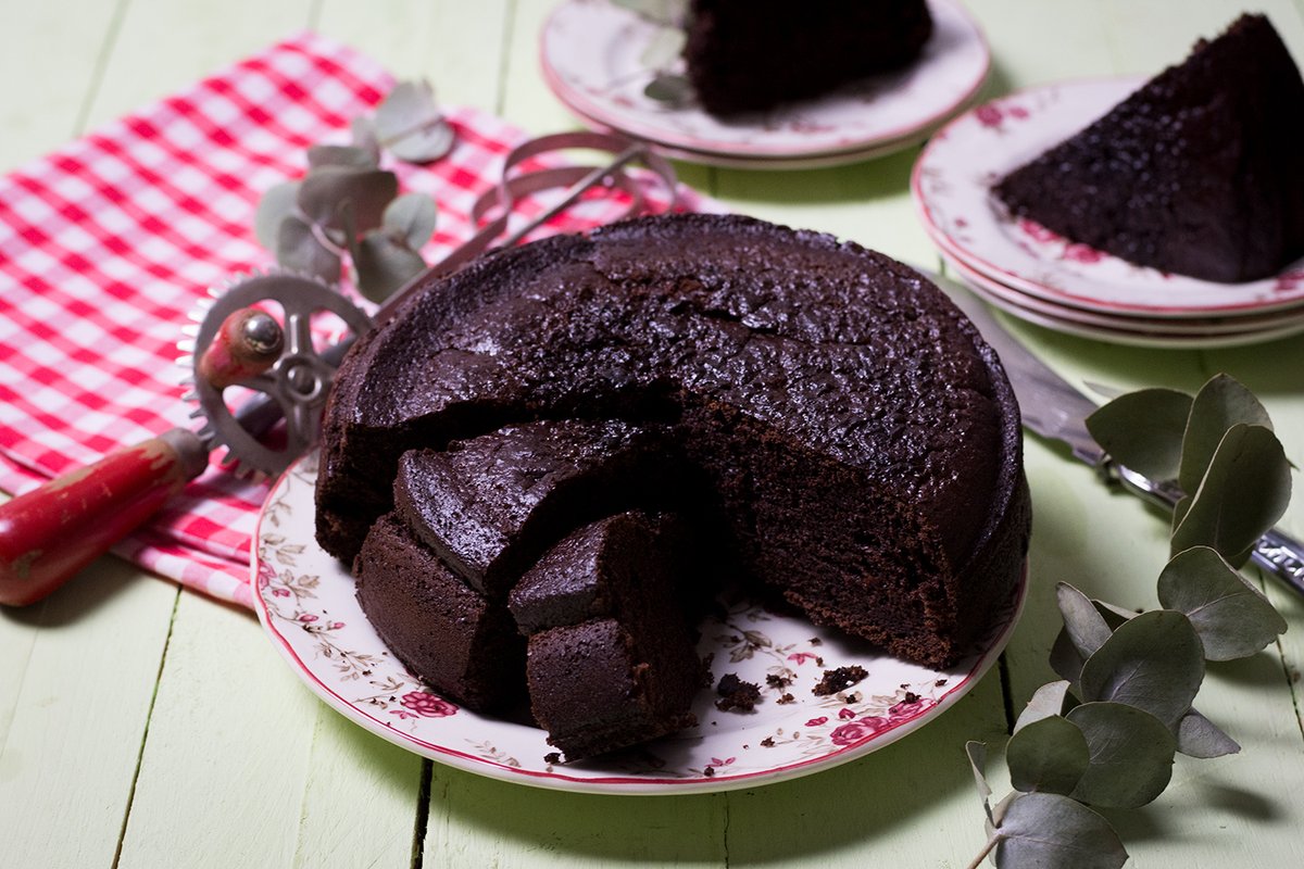 Completa la frase 
Para mí, una buena tarta de 🍫#chocolate tiene que ser… 

 jugosa
 intensa
 con mucho chocolate
 casera y sin complicaciones

Te leemos 👇

Mañana llega nuestra receta para celebrarlo.
¡Muy atentas!