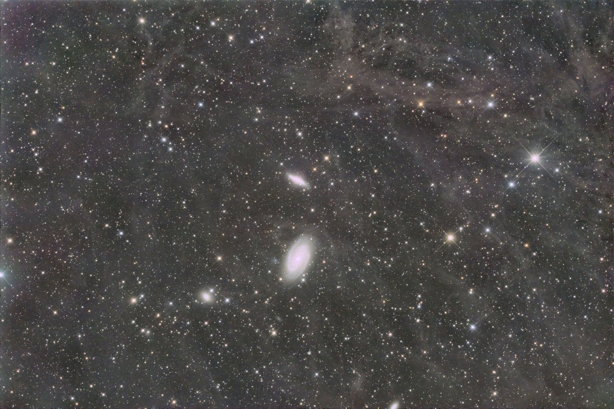 2026年1月17日に撮影した、M81、M82（おおくま座）です。
分子雲を強調してみました。
撮影地　花立自然公園（茨城県）
タカハシe130ED F3．3 430mm ZWO6200MCProNew
EM-11TEMMA2Z
240sｘ30　Gain100　－20℃　オフセット70
PixInsight　BTX　Photoshop　TopazDeNoiseAI