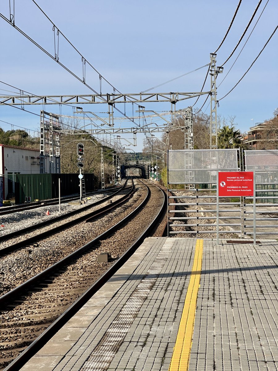 josepjorge's tweet photo. En això s’ha convertit #rodalies. Vies inútils sense trens. Recordem que el 2007 els problemes eren menors,…, vosaltres sabreu! https://t.co/KBoDuvolQf