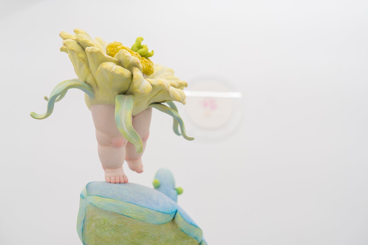 Whitestone_com's tweet image. 現在銀座で開催中の2人展『芽吹きの肖像 – 𝗣𝗼𝗿𝘁𝗿𝗮𝗶𝘁𝘀 𝗶𝗻 𝗕𝗹𝗼𝗼𝗺』は、今週末の1月31日までとなります。寒い日が続きますが、温かみのあふれるファン・ピン・トンの木彫り作品や、神木佐知子の描く人々の体温を、ぜひ感じに来てください。