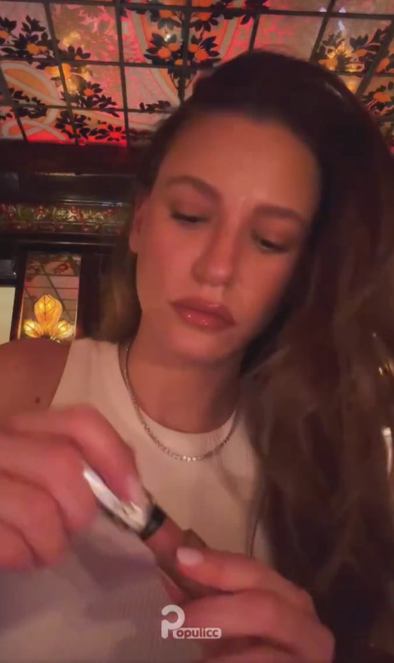 populicc's tweet photo. Serenay Sarıkaya'nın son videosunda kullandığı dudak nemlendirici, alışveriş platformlarında en çok satanlar arasına girdi ve stoklar tükendi. https://t.co/xMSMEmopNo