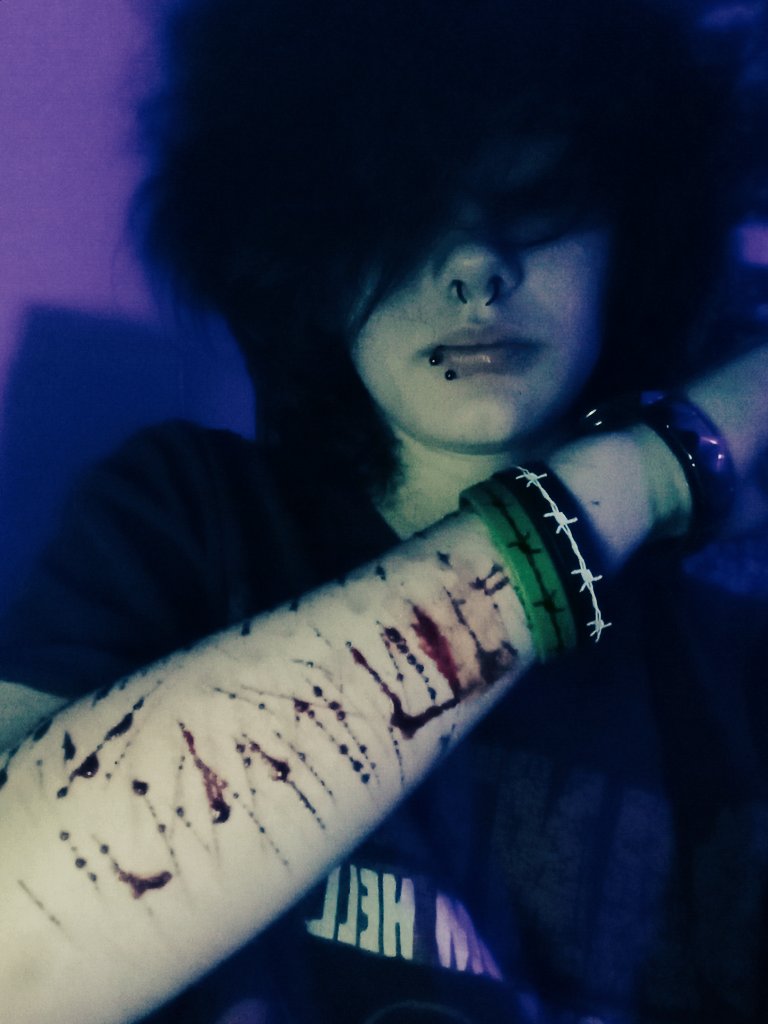 vampyells's tweet photo. Blood everywhere but still serving face https://t.co/MxvQGumBQT