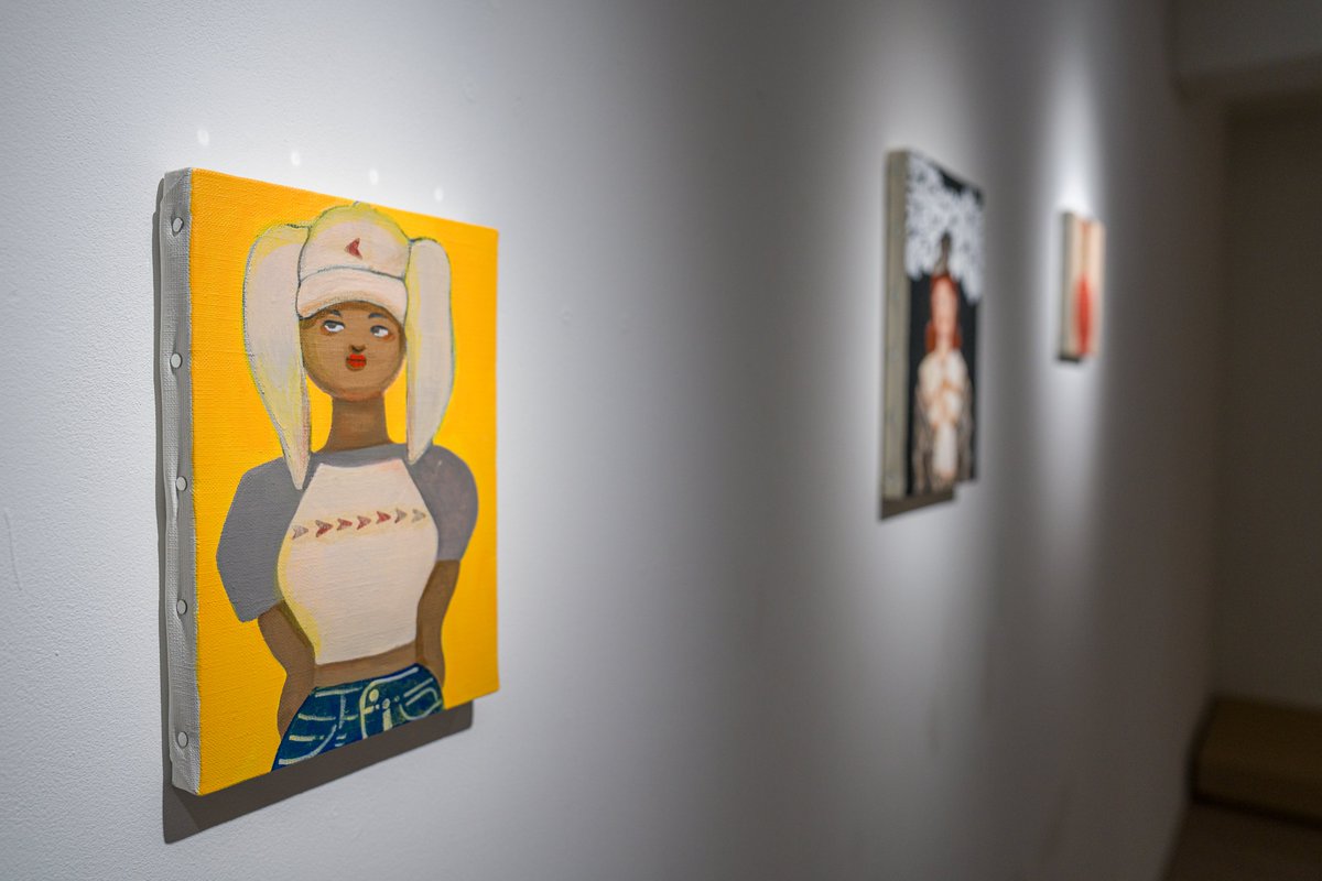 Whitestone_com's tweet image. 現在銀座で開催中の2人展『芽吹きの肖像 – 𝗣𝗼𝗿𝘁𝗿𝗮𝗶𝘁𝘀 𝗶𝗻 𝗕𝗹𝗼𝗼𝗺』は、今週末の1月31日までとなります。寒い日が続きますが、温かみのあふれるファン・ピン・トンの木彫り作品や、神木佐知子の描く人々の体温を、ぜひ感じに来てください。