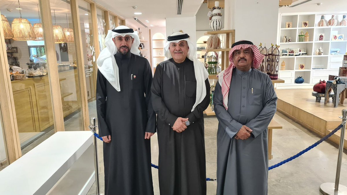 BahrainEmbJO's tweet image. أقام سعادة السفير الشيخ خليفة بن عبدالله بن حمد آل خليفة، مأدبة عشاء على شرف وفد المؤسسة الملكية للأعمال الإنسانية برئاسة المهندس إبراهيم حسين دلهان الدوسري القائم بأعمال الأمين العام، والسيد عمار سامي قمبر الأمين العام المساعد للرعاية الإجتماعية.