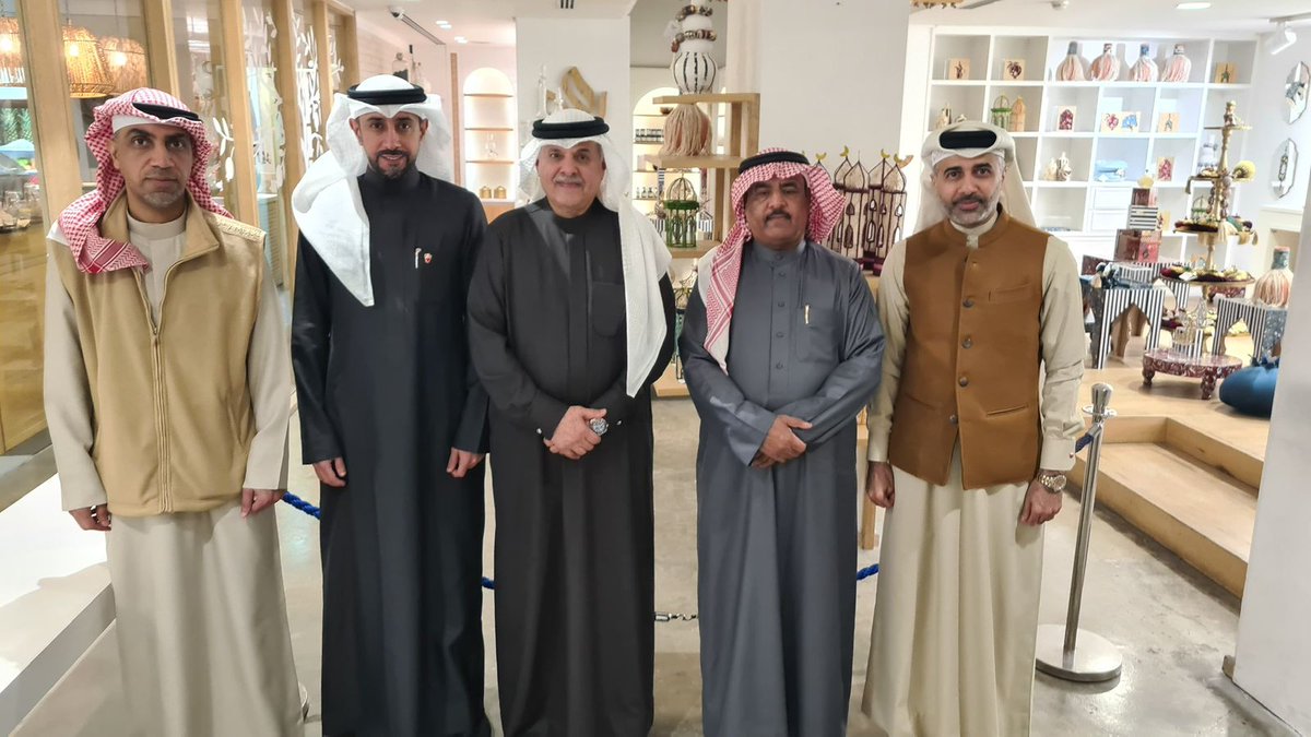 BahrainEmbJO's tweet image. أقام سعادة السفير الشيخ خليفة بن عبدالله بن حمد آل خليفة، مأدبة عشاء على شرف وفد المؤسسة الملكية للأعمال الإنسانية برئاسة المهندس إبراهيم حسين دلهان الدوسري القائم بأعمال الأمين العام، والسيد عمار سامي قمبر الأمين العام المساعد للرعاية الإجتماعية.