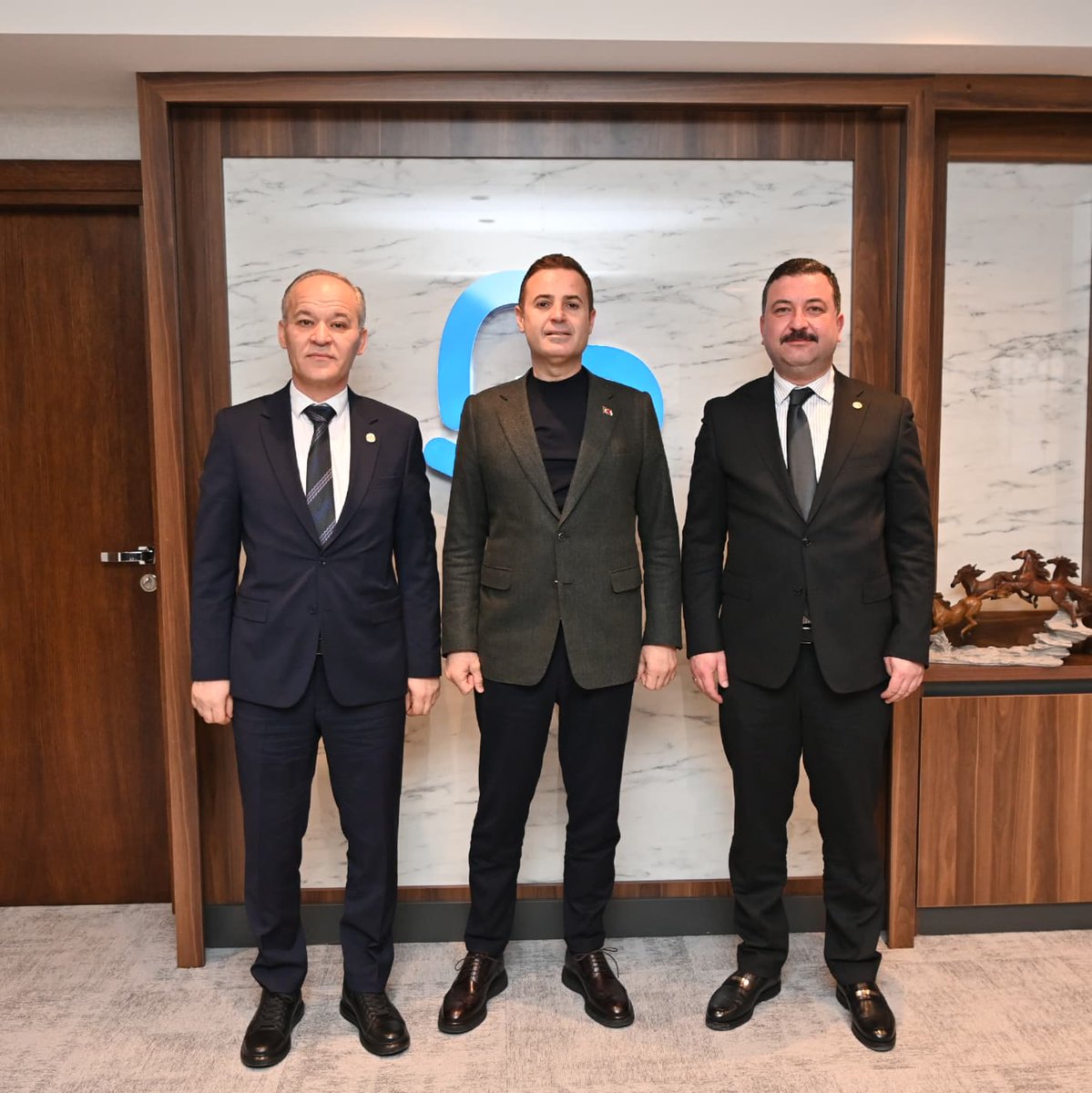 MHP Balıkesir İl Başkanımız Niyazi TUNÇ ile birlikte, umre ibadetini tamamlayarak şehrimize dönen Balıkesir Büyükşehir Belediye Başkanımız Sn. Ahmet AKIN’ı ziyaret ettik. 

Nazik misafirperverlikleri dolayısıyla kendilerine teşekkür ediyorum.