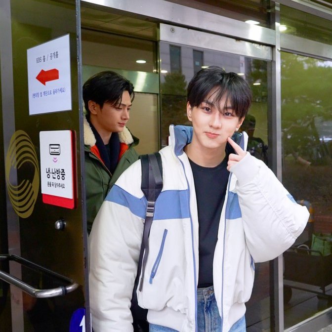 kitcatuz's tweet image. is that his husband behind him??