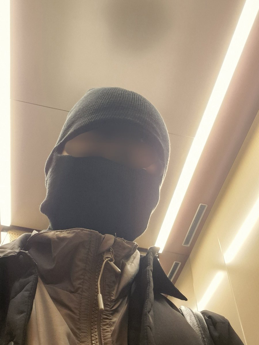 추워서 처음으로 방한대 시도했는데
제앞의 어떤 소녀(중딩 추정) 저를 피해가네요
정말 미안하네요...........