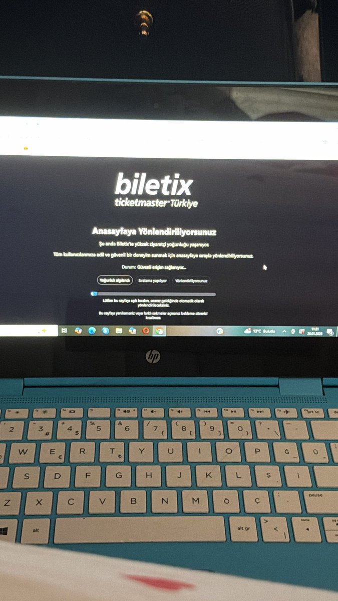 SdKznc's tweet photo. @biletix dışardan birilerine para kazandırmak için bu kadar uğraştırıyorsun!Yalandan bilet satışı yapıyor gibi görünme.Satıştan önce ver karaborsaya insanlarda sıra bana geldi diye ümitlenmesin
15000.Sıradaydım 3 ekranda da sıra bekledik!Her sıra geldiğinde aynı ekran.SAHTEKARLIK https://t.co/d9aHRyRf77
