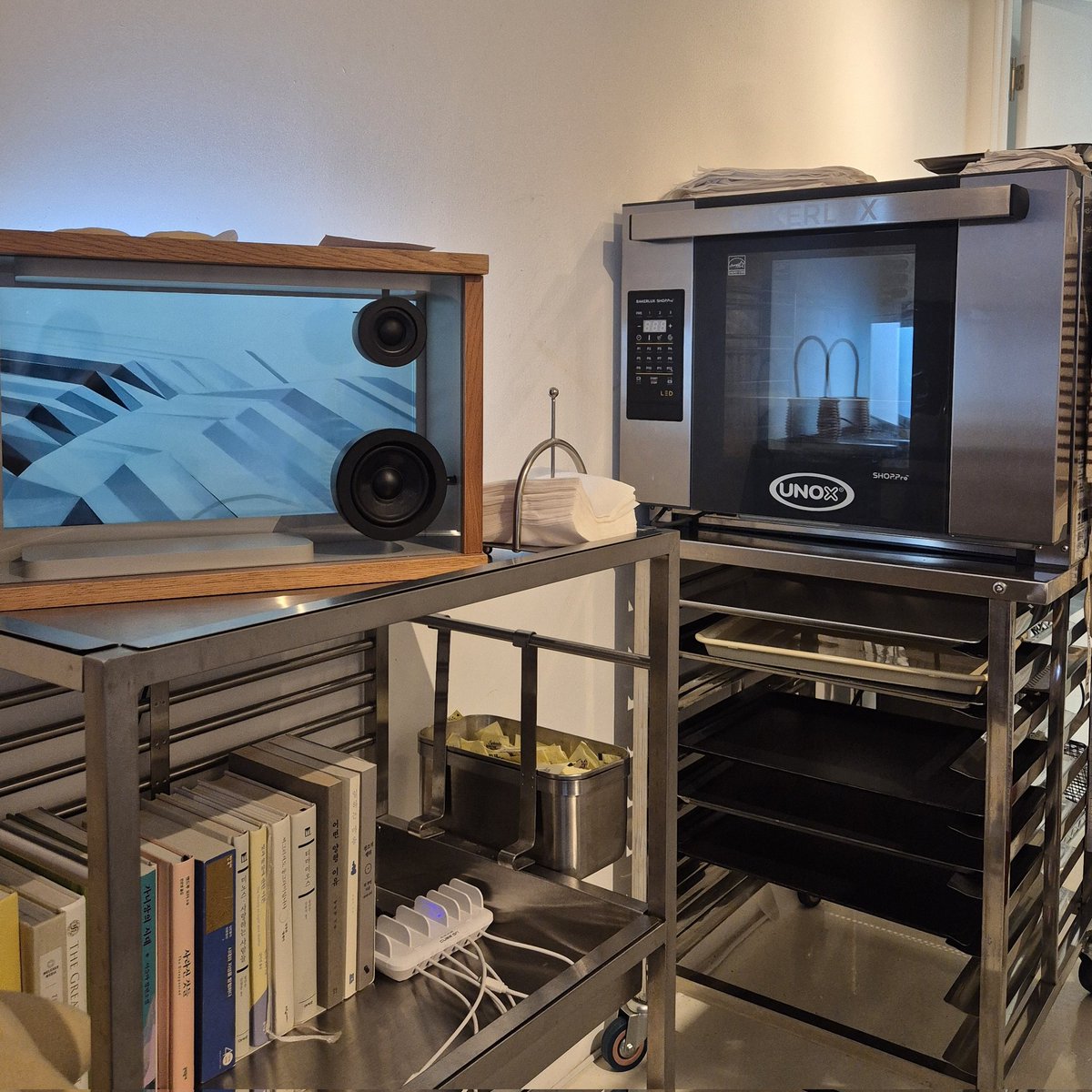 📍버튼크럼즈

카페 들어가면 사람조아가나디가 반겨줌 ...💝
쿠키 때문에 온 건데 두쫀쿠가 같이 날 기다리고 있었어