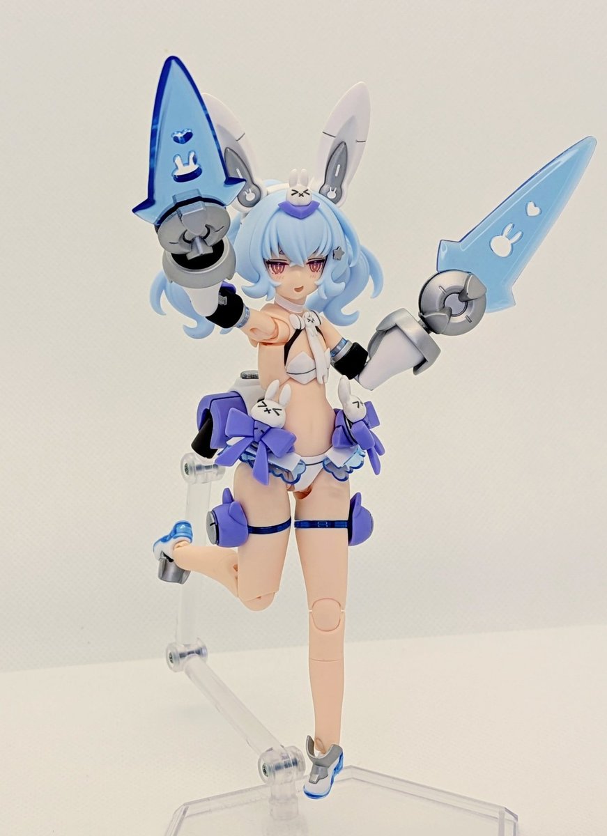 とりま基本の雪トゥ状態。
かわいい…説明は不要だ…毎秒わからされてほしい…

色は銀成型だけタミヤさんのシルバーリーフ。普通に使って良し。下地にしても良しで毎回お世話になってます。
#メガミデバイス
#プニモフ 