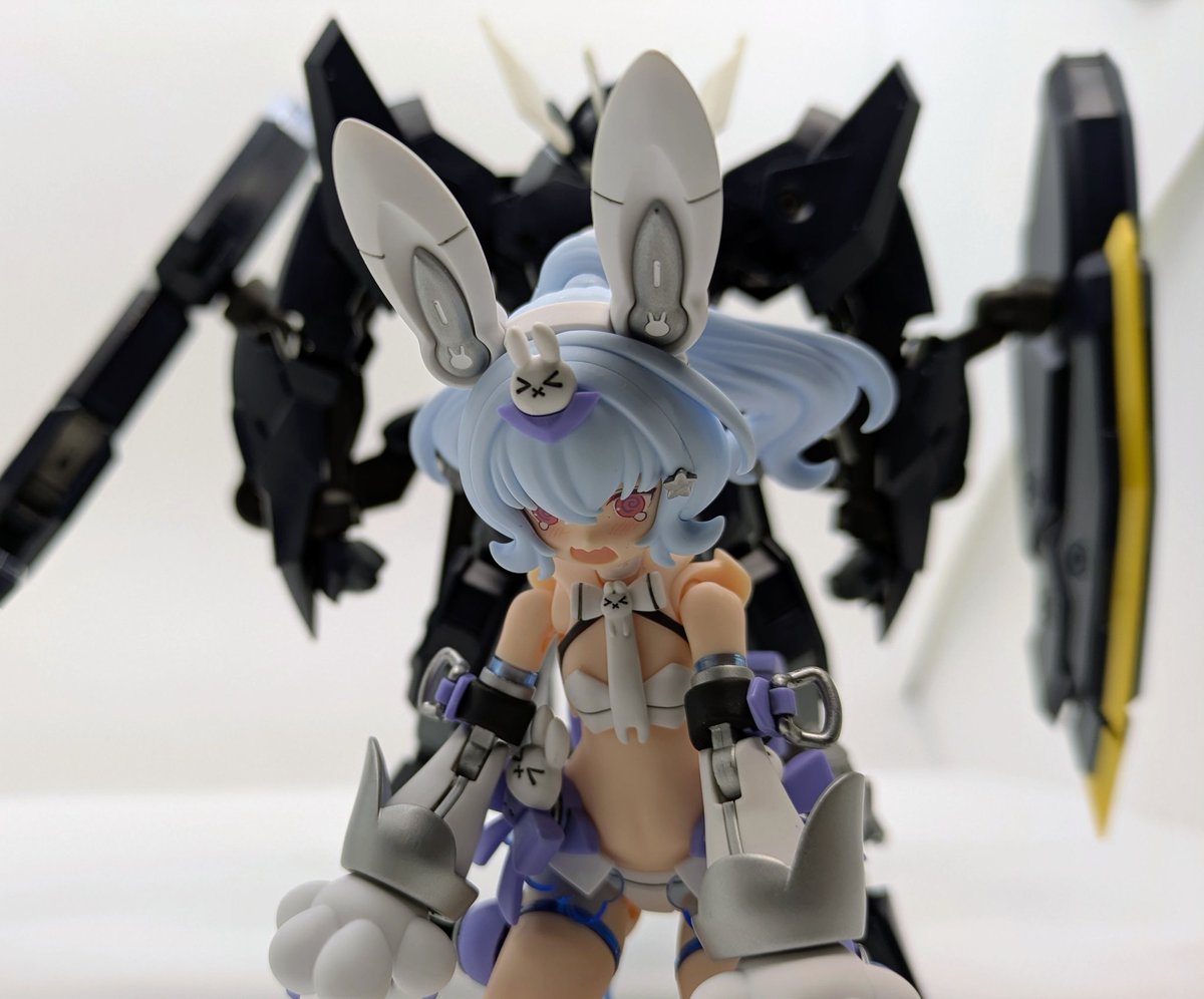 とりま基本の雪トゥ状態。
かわいい…説明は不要だ…毎秒わからされてほしい…

色は銀成型だけタミヤさんのシルバーリーフ。普通に使って良し。下地にしても良しで毎回お世話になってます。
#メガミデバイス
#プニモフ 