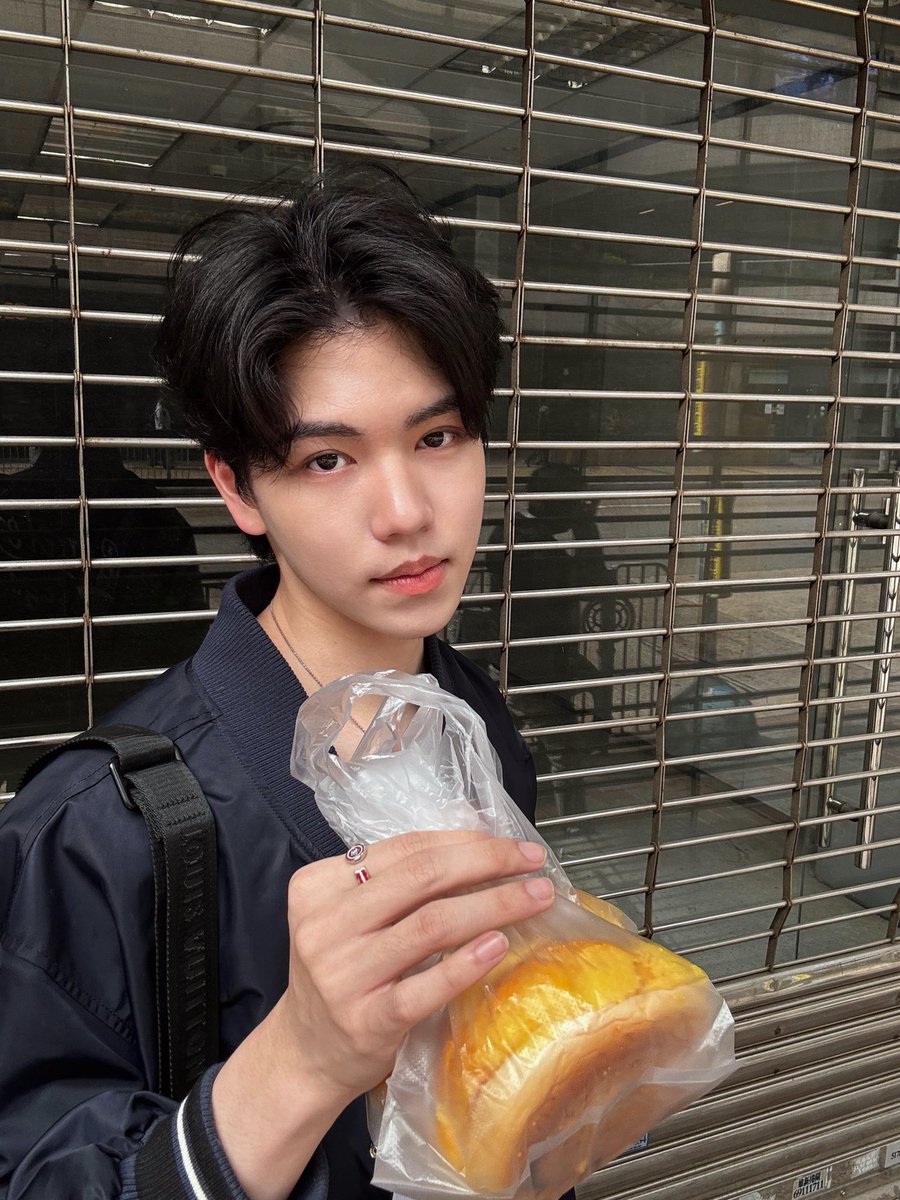 pete_nvich's tweet photo. เดี๋ยวเอาหนมไปฝากที่ไทยนะคับ #Pete_nvich https://t.co/Trkw6k347X