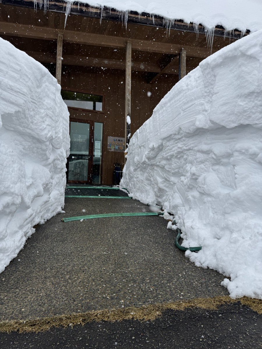 hakkaisan1922's tweet photo. 今日の魚沼の里です。一気に積もって雪の回廊になってますが、今週土曜日は「雪灯りNIGHT」開催です！
皆様のお越しをお待ちしております🙇‍♀️ https://t.co/XdU6E4jUwH