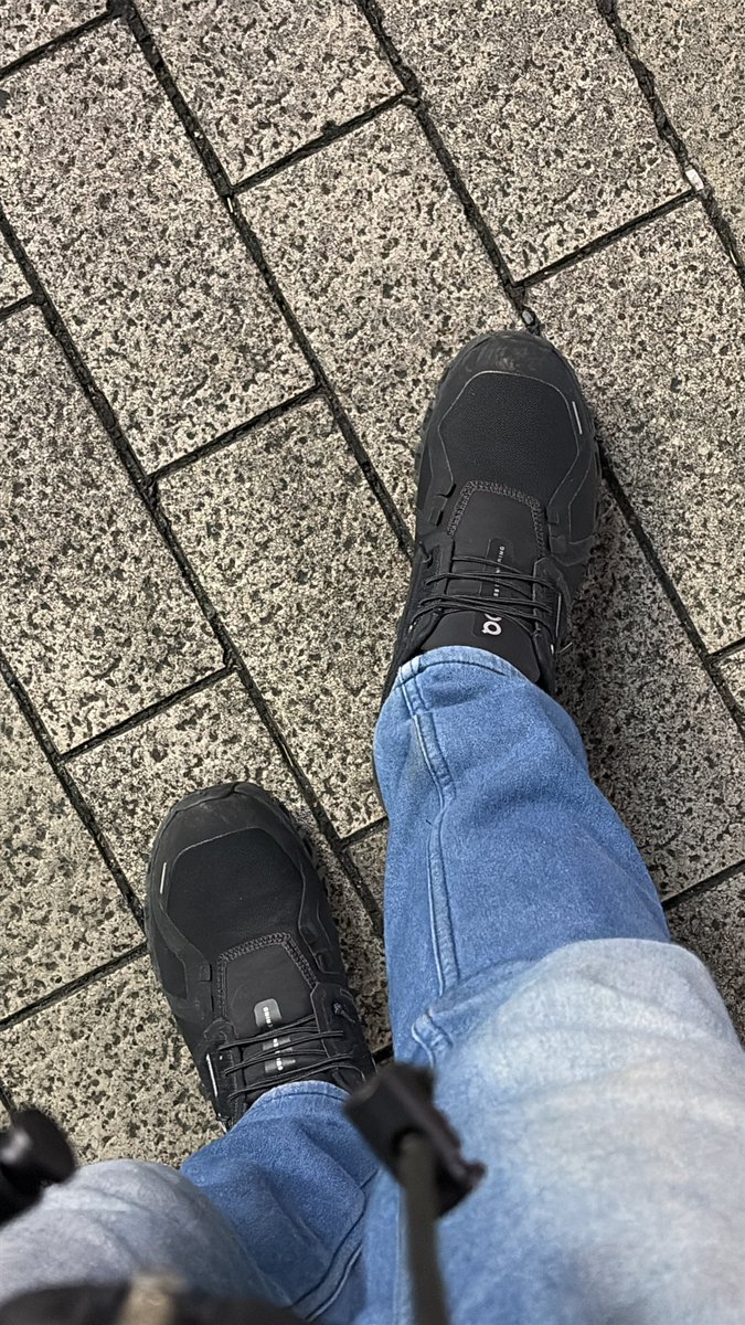 akius17's tweet photo. コロナ罹患後久々の通勤ラン。職場から駅まで約2.5kmは問題なし。これから駅から自宅まで約2.5kmの地獄の上り坂が始まる.......。 https://t.co/qfzWEBbtzy