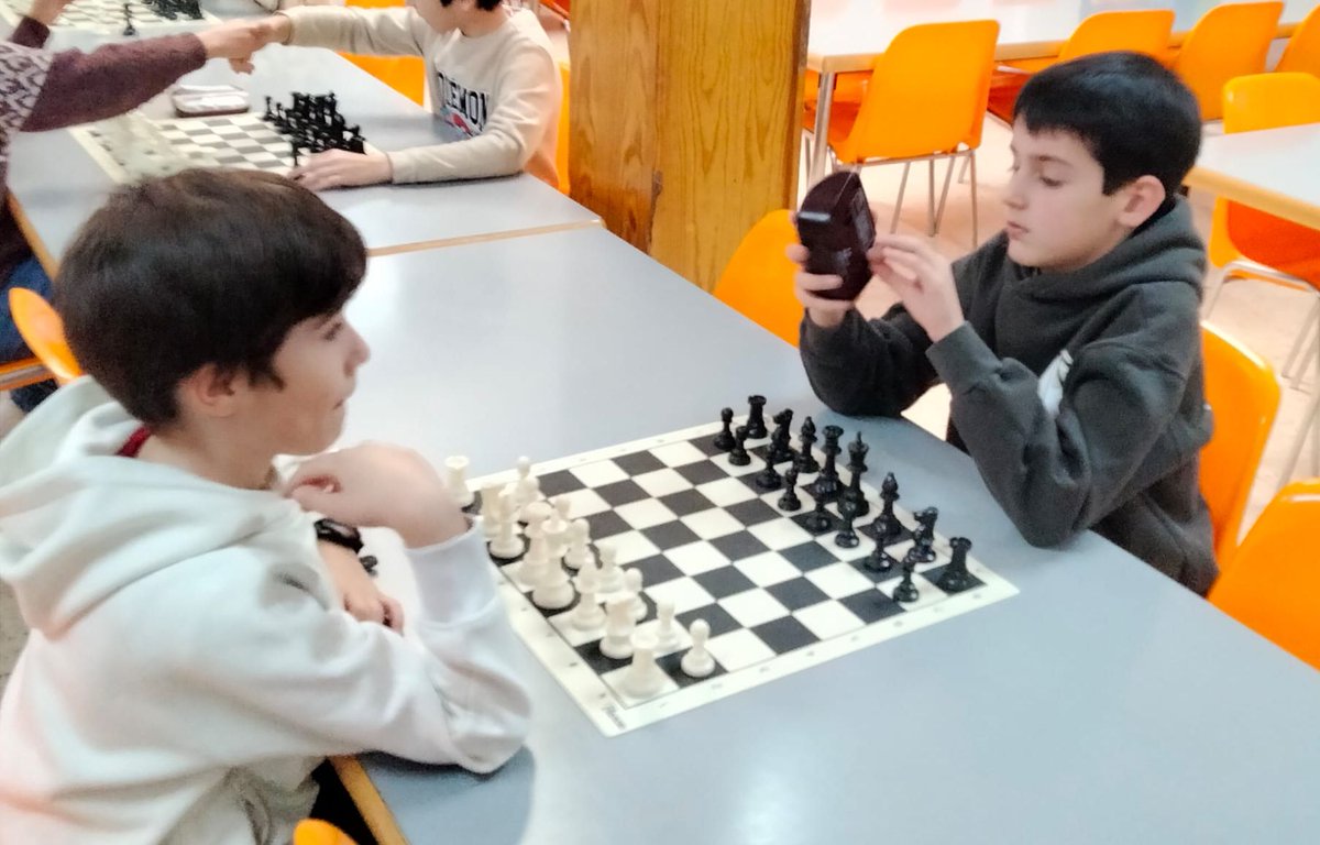 MDActividades's tweet photo. ¡Brillante papel del @menesianomadrid en los 46º JDM de Ajedrez!  
​En @ColegioCaldeiro, nuestros alumnos destacaron en el torneo:  
​🥇 Jorge &amp; Sara
🥈 Hugo &amp; Carmen
🥉 Miguel
​¡Clasificados para la gran final de Madrid el 14 de marzo! 🏆👏
​#Ajedrez #DistritoSalamanca #Madrid https://t.co/UH38sdGBXK