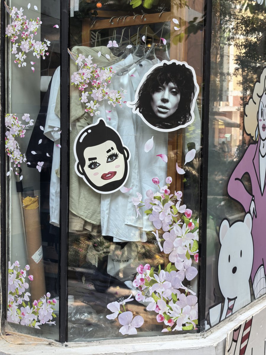 拉着大学同班同学兼福瑞控一起吃了天妇罗，还吃了zen～
真的可以说非常好吃了！😋
btw，还跟着他打卡了一个据说是熊吧的gay吧（我就看看不进去～）