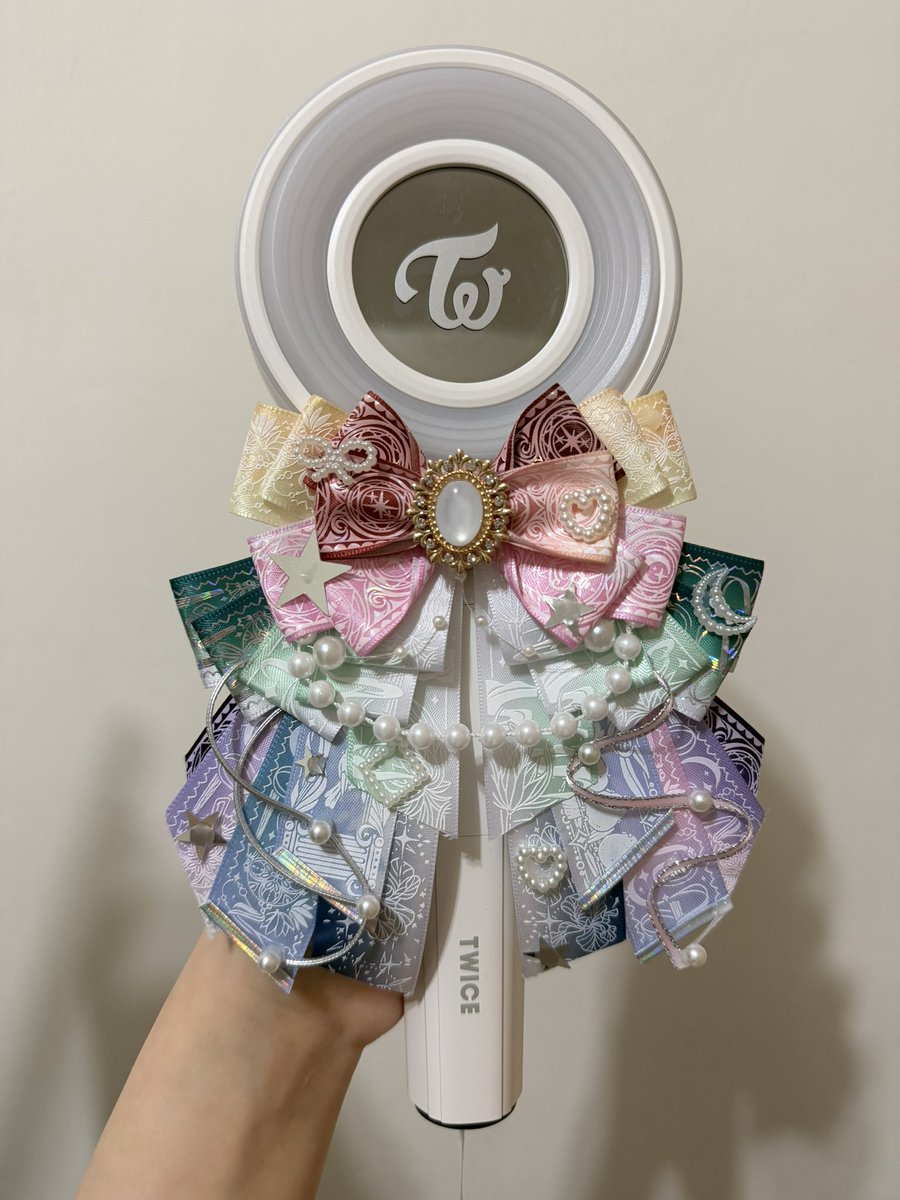 beiy711's tweet photo. 雖然大王扇晚一天到🫠那時候已經下高雄收不到了😭
但我會帶去首爾安可💙把期待與喜歡的心都注入扇子裡了😘
我說過我們會再次見面對吧？🐧💗
p2、p3手燈���飾真的超好看✨
我會帶去演唱會的😚一直期待下去吧🕊️

#규현 #KYUHYUN @GaemGyu https://t.co/wYBv974eur