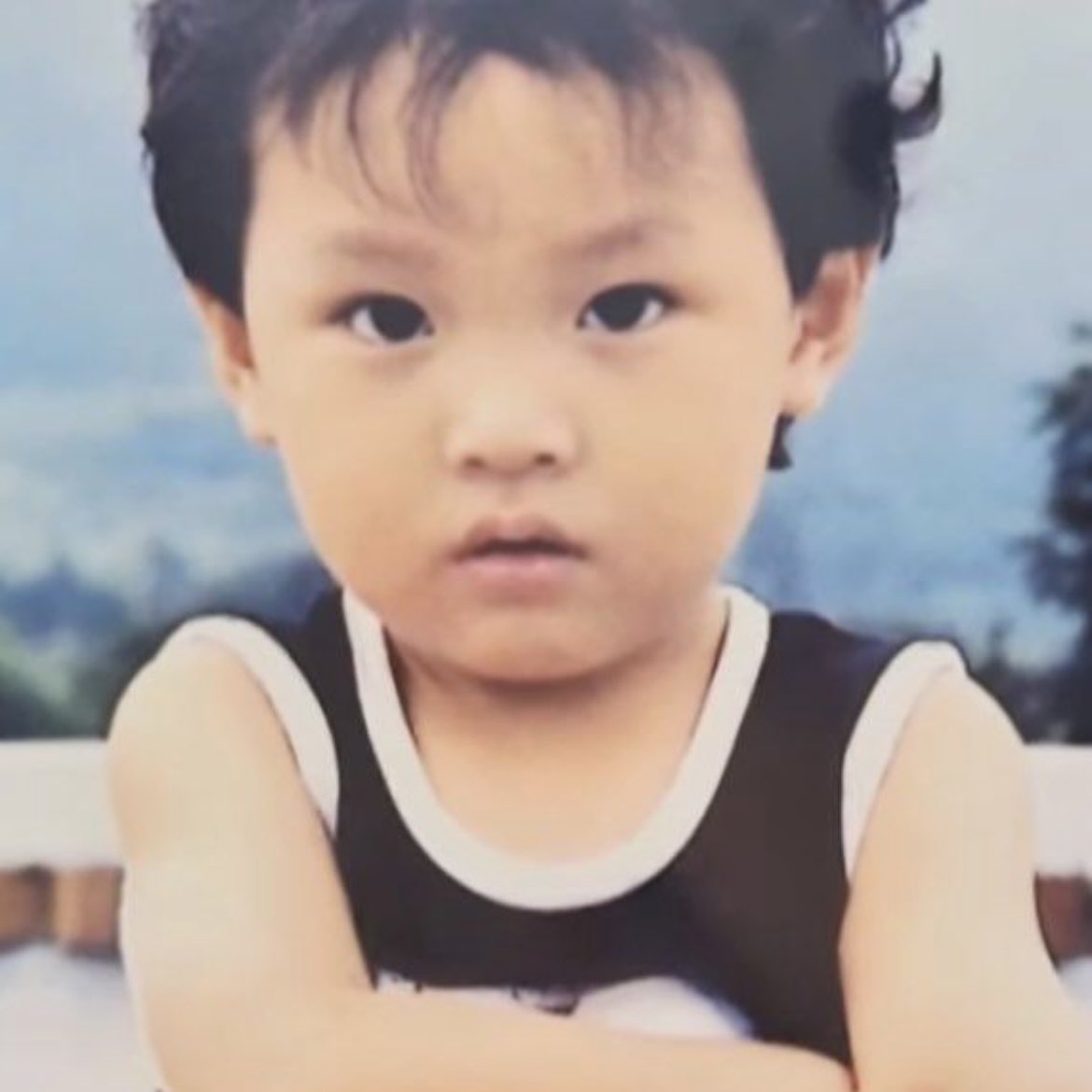 : นี่ป๊ากับหม่าม้าอ่อ

: อ่าฮะ

: เฮ้อ~

: เอ้า คุณมีอะไร ถอนหายใจใส่รูปผมกับหวานใจผมทำไมละค้าบ

: ป๊าก็มอมมาตั้งนานแล้วนี่เนาะ

: ...

: สงสารหม่าม้าจัง

: !!!