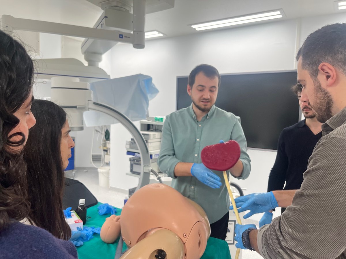 aecirujanos's tweet photo. Los dias 16 y 17 de enero se celebró en el Smart Health Center @IIS_IdISSC la parte práctica de la segunda edición del curso de salida a terreno en cooperación humanitaria organizado por @ColaboracionAec
Dirigido por el Dr. Carmelo Loinaz.
Muchas gracias a profesores y alumnos 👏 https://t.co/mDDbXEV7eX