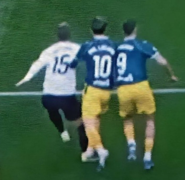 Valencia360_'s tweet photo. El gran atraco del Valencia al Espanyol: Un penalti que SÍ es, un pisotón no pitado y un saque de banda mal.

Y por si fuera poco:
-Este curso en Cornellà: Gol del Espanyol de falta que no era
-24/25 en Mestalla: Gol del Espanyol de falta que no era https://t.co/HHpsMsDefQ