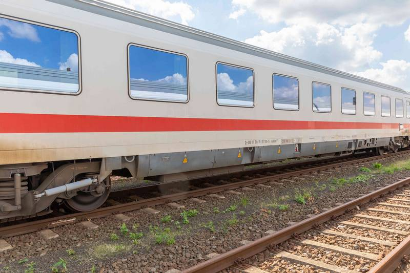 ZespolBrauna's tweet photo. To mówicie, że Ruch Obrony Granic przestał bronić granic i zaczął atakować PKP Intercity za kupno używanych wagonów od DB? xDDD  

Wagonów, które są stosunkowo tanie i mają być rozwiązaniem przejściowym, zanim polscy producenci dostarczą nowoczesne, zamówione wcześniej w miliardowych przetargach? xDDD  

I wrzucają jakieś gównografiki AI, by pokazać, że te wagony to jakiś "stary złom od Niemca", podczas, gdy w rzeczywistości te wyglądają lepiej niż niejedne polskie, używane obecnie? xDDD  

- Bąkiewicz po co Ci głowa? 
- Jem niom