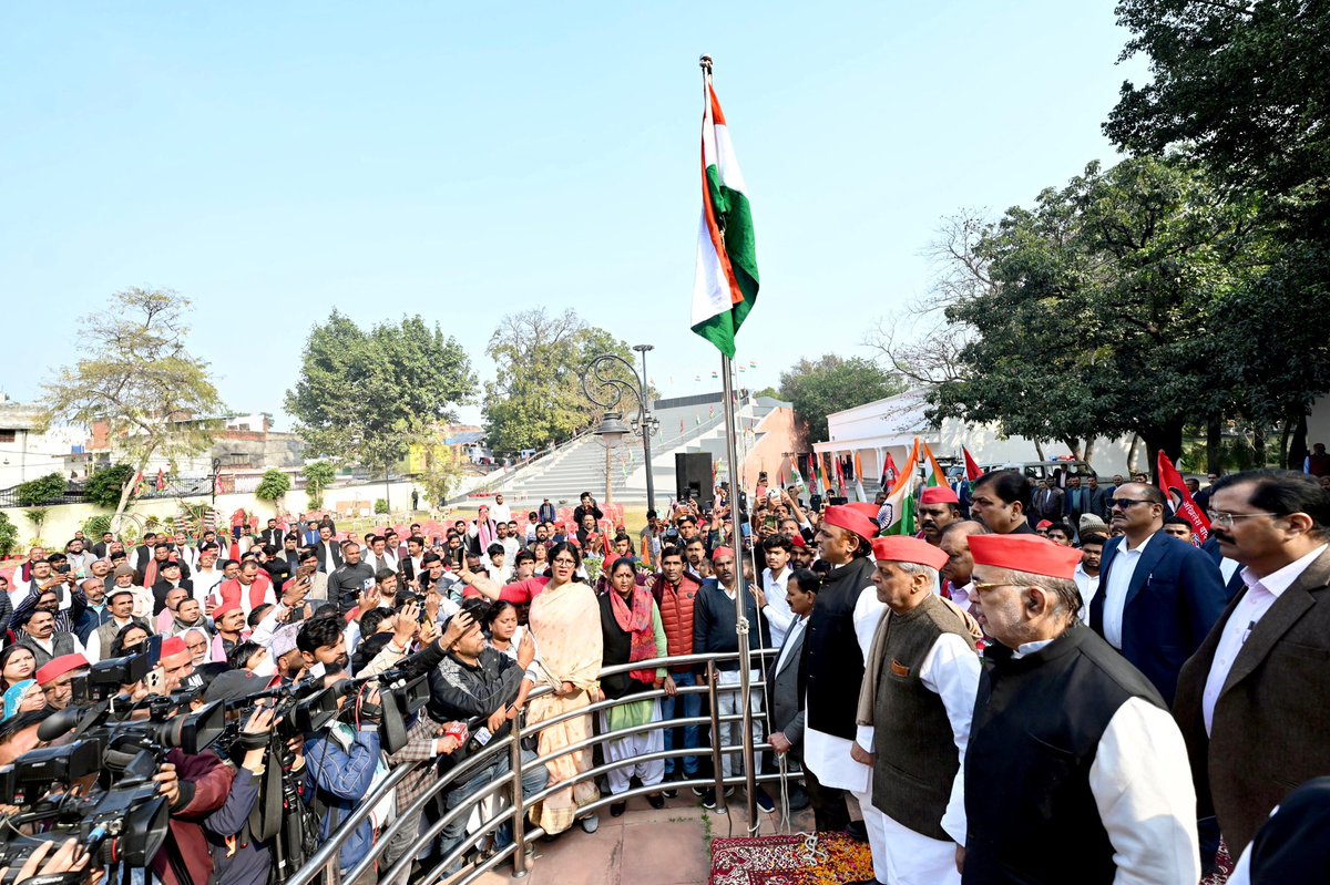 yadavakhilesh's tweet photo. ‘संविधान को अपने से नीचे समझना ठीक  नहीं।’- भाजपाइयों हेतु नैतिक सलाह।

जनता पूछ रही है कि जब अपने ऊपर लगे मुक़दमे हटवाए थे तो संविधान के किस अनुच्छेद के तहत ऐसा वैध-कार्य किया था?

- जो महोदय ‘सनातनी संतों’ का तिरस्कार मंचों से लगातार कर रहे हैं,  
- ⁠जो अपमानजनक अवांछित उपमा दे रहे हैं,
- ⁠जो अपनी विध्वंसकारी नकारात्मक ‘बुलडोज़री सोच’ के समर्थन में नारे लगवाकर माघमेले के धार्मिक सौहार्द को बिगाड़ रहे हैं,
- ⁠जो माघमेले के उपद्रवियों के विरुध्द मुक़दमा दर्ज़ नहीं कर रहे हैं,
- ⁠वो महोदय मौन ही रहें, यही उनके लिए श्रेयस्कर है। 

सत्ताकामी भाजपा का धर्म विरोधी चेहरा बेनक़ाब हो गया है। जो हानि होनी थी वो हो गयी है। अब अगर भाजपाई और उनके संगी-साथी माफ़ी भी माँग लेंगे तो उसका कोई अर्थ नहीं होगा क्योंकि मायने उसी माफ़ी के होते हैं, जो मन से माँगी जाती है, मजबूरी से नहीं। 

शासनाधीश याद रखें हठ, हत करता है।

भाजपाइयों का विचार, वक्तव्य और व्यवहार सदैव असंवैधानिक होता है। सत्ता के अहंकार में डूबी ‘संविधान विरोधी भाजपा’ अब नहीं बचेगी।